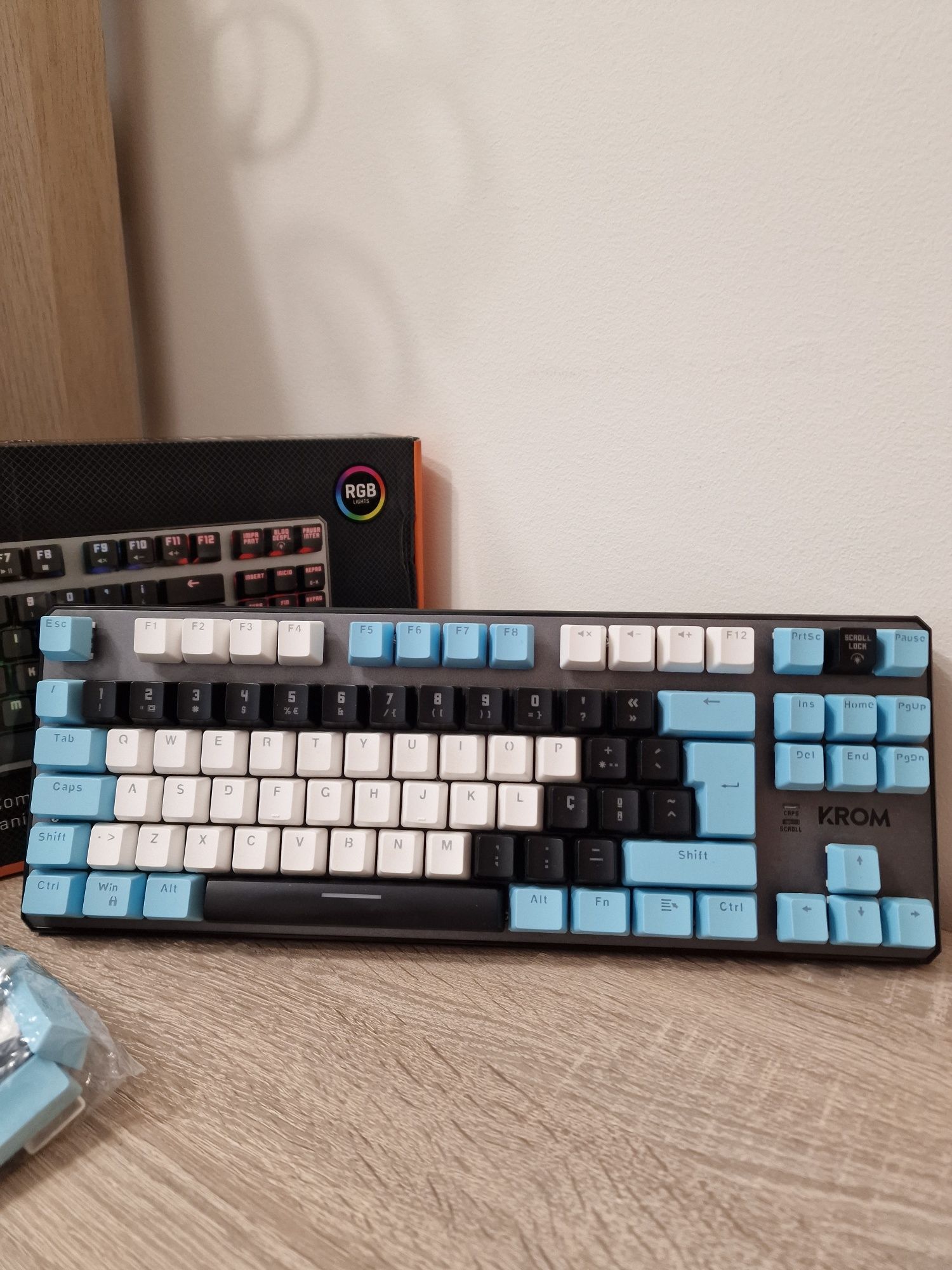 Teclado mecânico Krom Kernel TKL (layoutPT) |