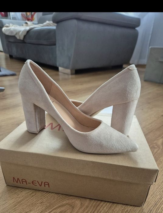 Beżowe buty czółenka zamszowe na słupku 38