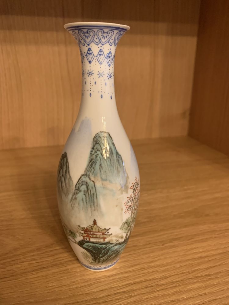 Jarra solitário em porcelana casca de ovo, pintada à mao. Casca d’ovo