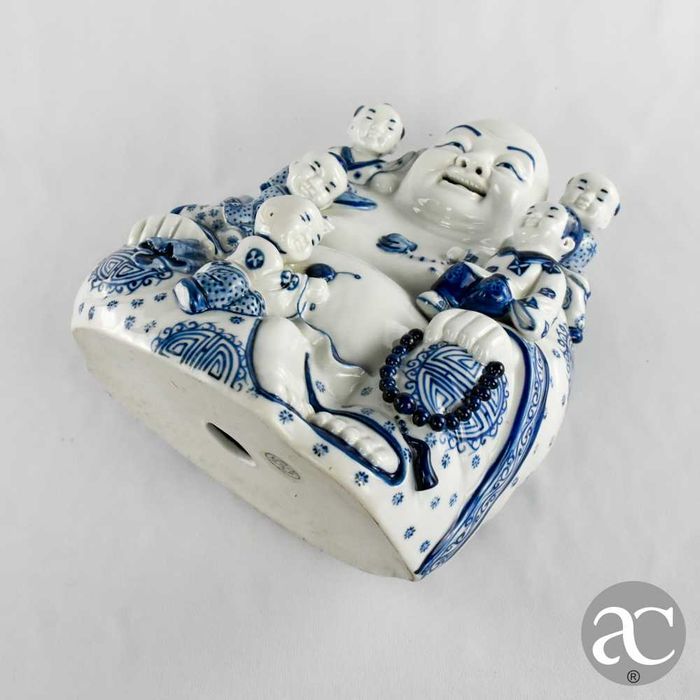 Figura de Buda com 5 crianças em porcelana da China, século XX