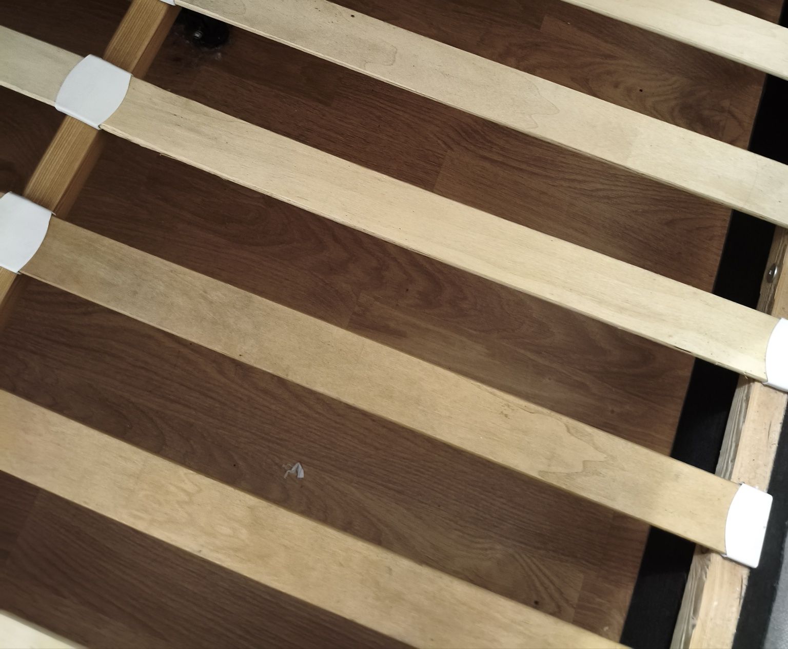 Estrutura de cama + estrados de madeira