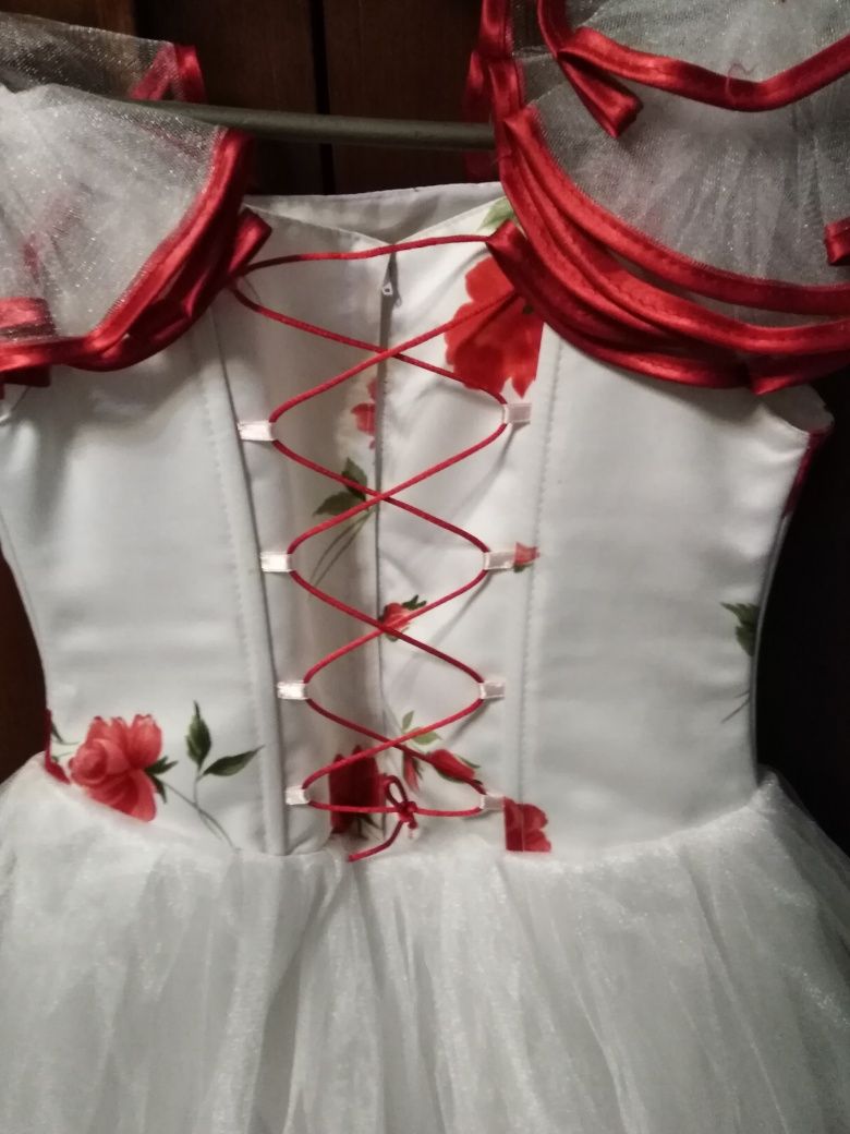 Нарядное модное платье на девочку с розами новое с чехлом