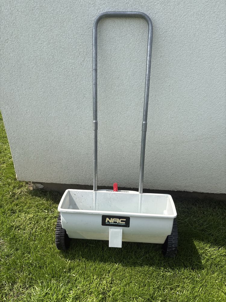 SIEWNIK do trawy ROZSIEWACZ do nawozu NAC 45cm 12 litrów z REGULACJĄ