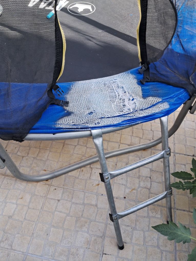 Trampolim grande com protecao