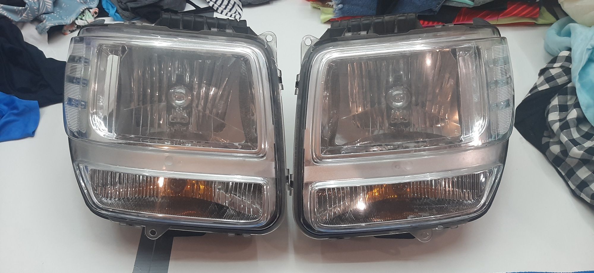 Оригінальні передні фари Dodge Nitro