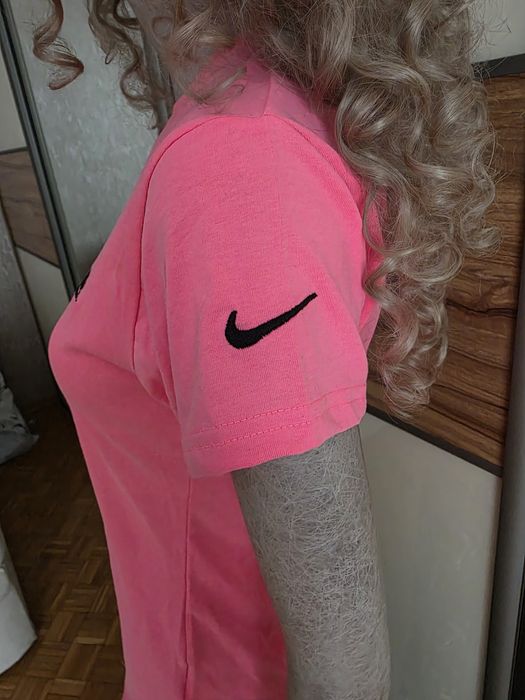 Koszulka damska Nike w kolorze różowym logo jest szyte i rekaw