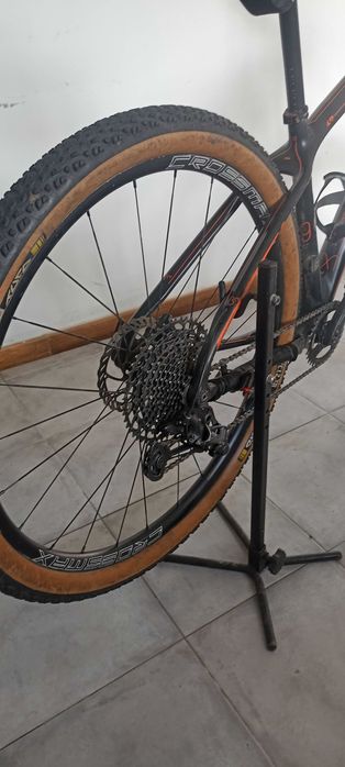 Bicicleta KTM MYROON 29 carbono