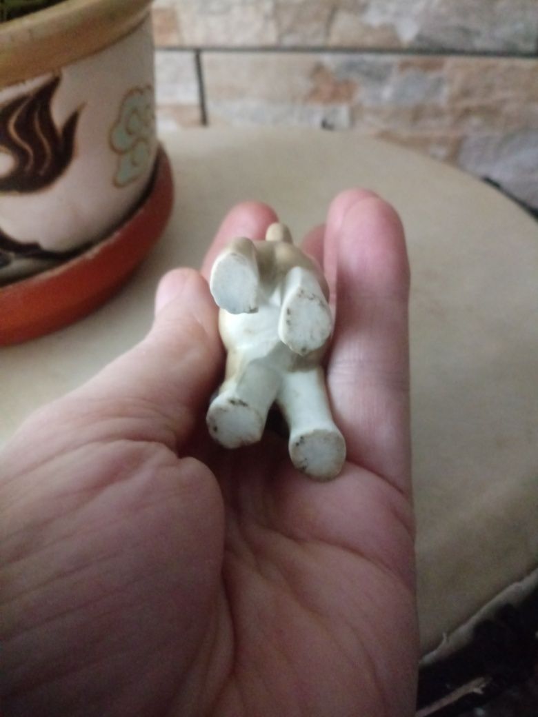 Porcelana figurka malego pieska z porcelany
