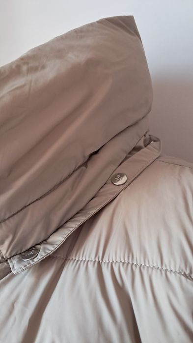 Puchowa kamizelka..kaptur dopinany zpo bokach rozpinana...bardzo lekka