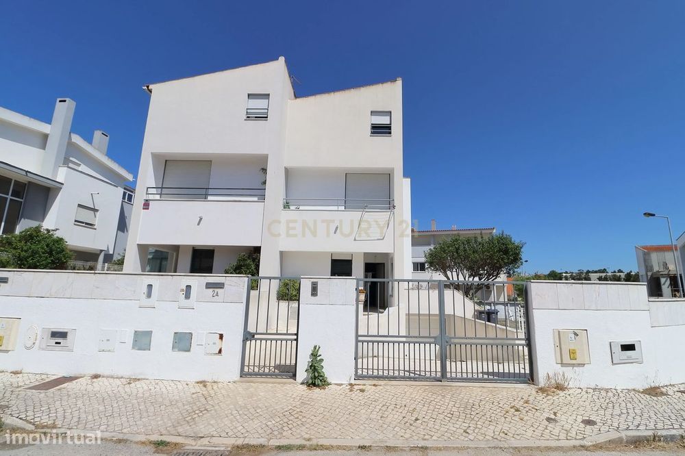Moradia T4 com Garagem Ampla e Grande Espaço Exterior Charneca da Capa