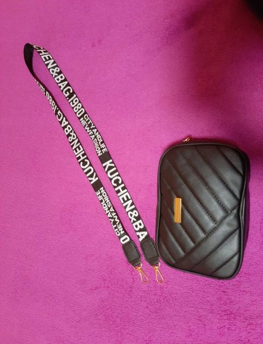 Жіноча сумочка з не регульованою шлейкою.