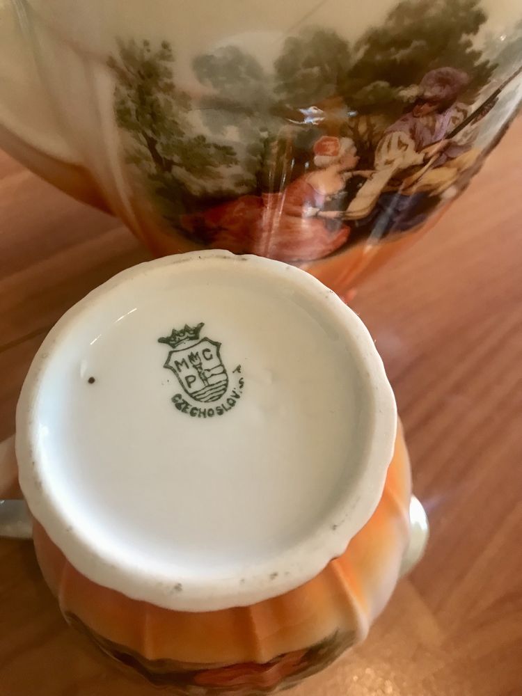 Dois conjuntos café cafeteira e leiteira porcelana antiga