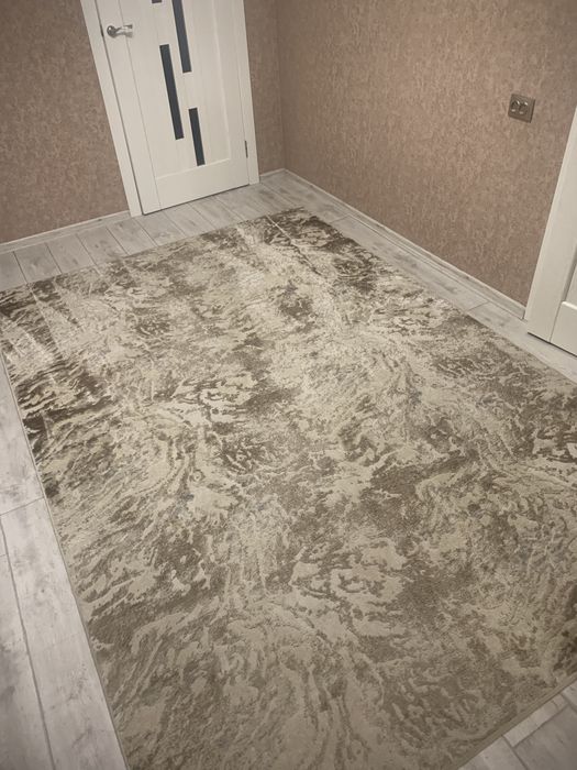 Килим у вітальню , переливається