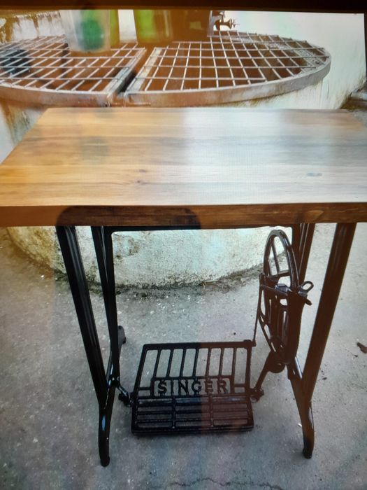 Mesa com base de máquina de costura