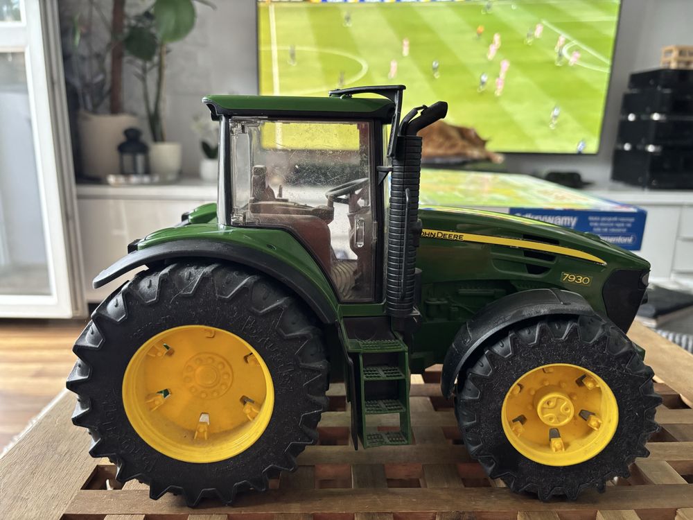 BRUDER - Duzy traktor John Deere 7930