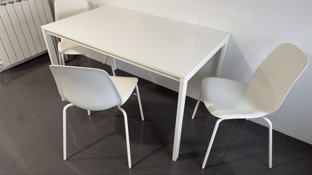 Mesa de cozinha / sala e 3 cadeiras Ikea