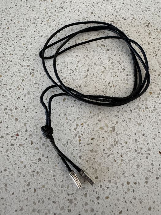 Fio pandora em couro com duas contas originais