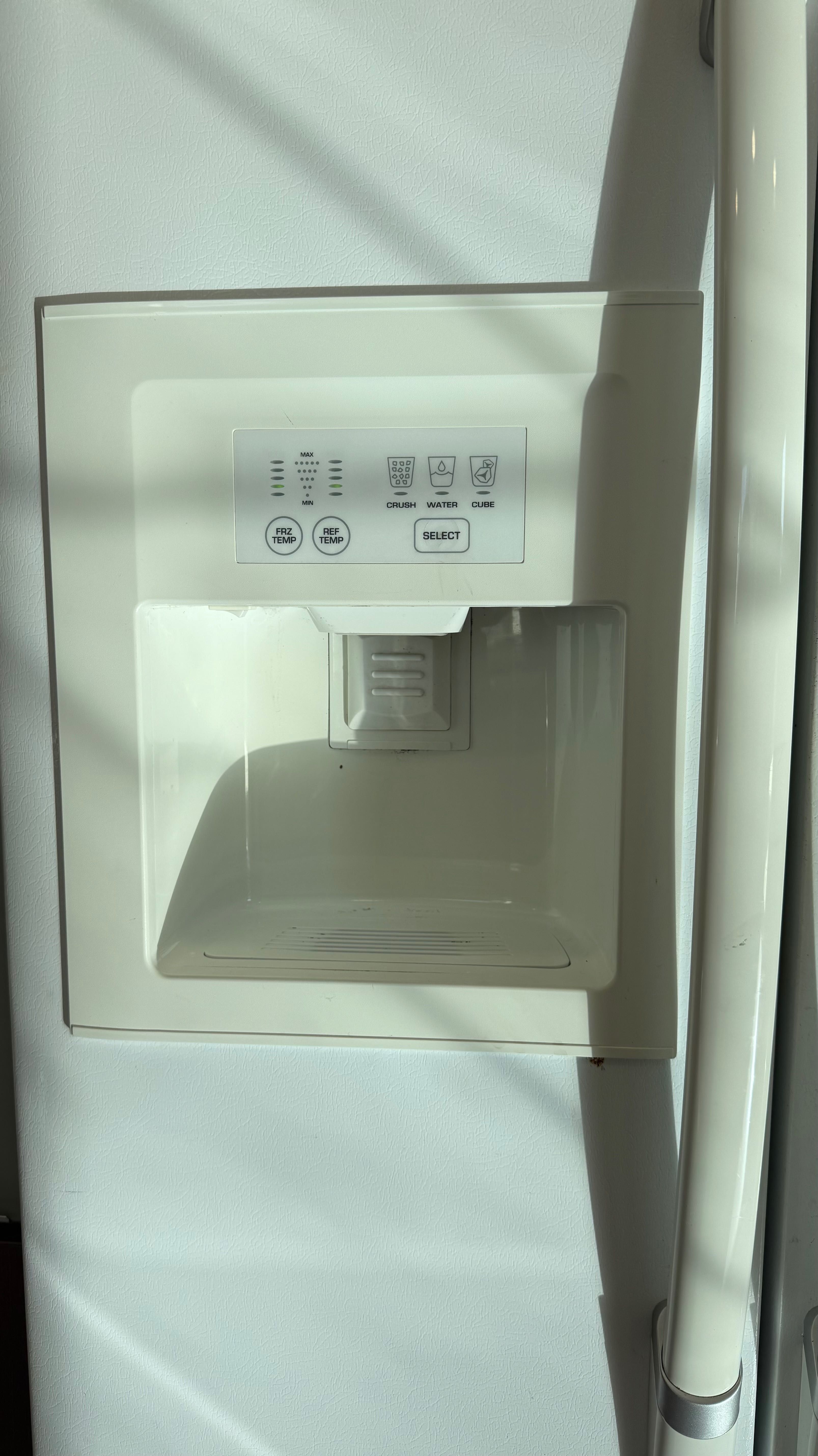 À Venda: Frigorífico LG Side-by-Side Funcional com Dispensador de Gelo