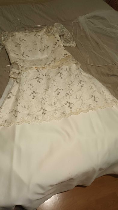 Romantyczna suknia ślubna z koronką i trenem rozmiar 40, wzrost 160cm