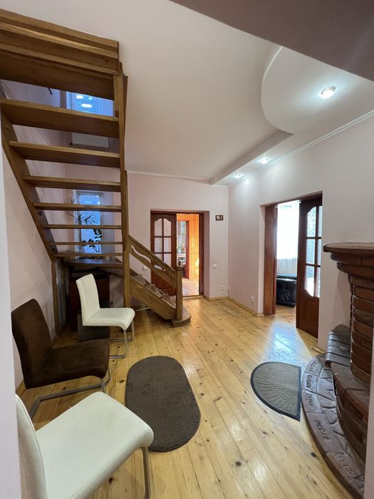 Півособняк із земельною ділянкою поруч центру міста