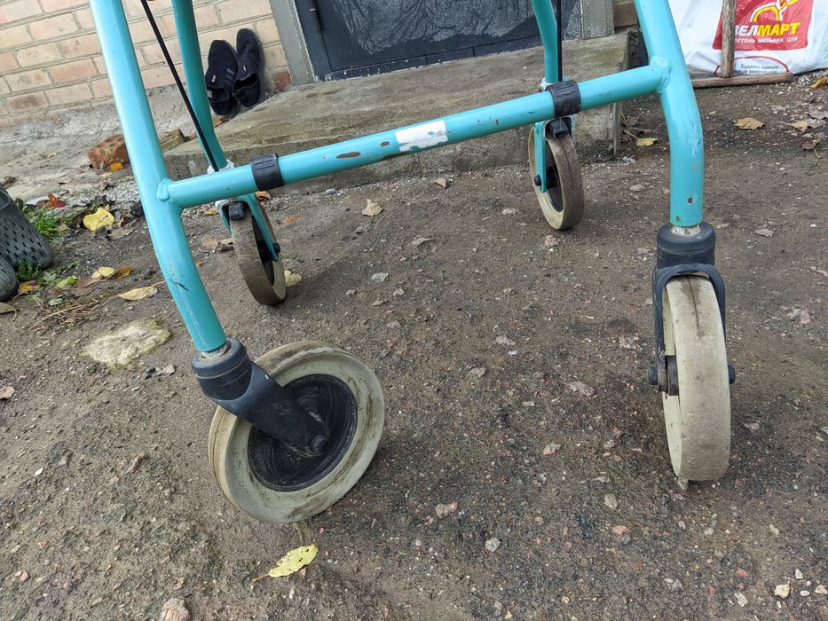 Продам ходунки на колесах с тормозами