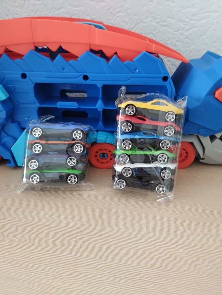 Samochodowy transporter dinozaur z auta