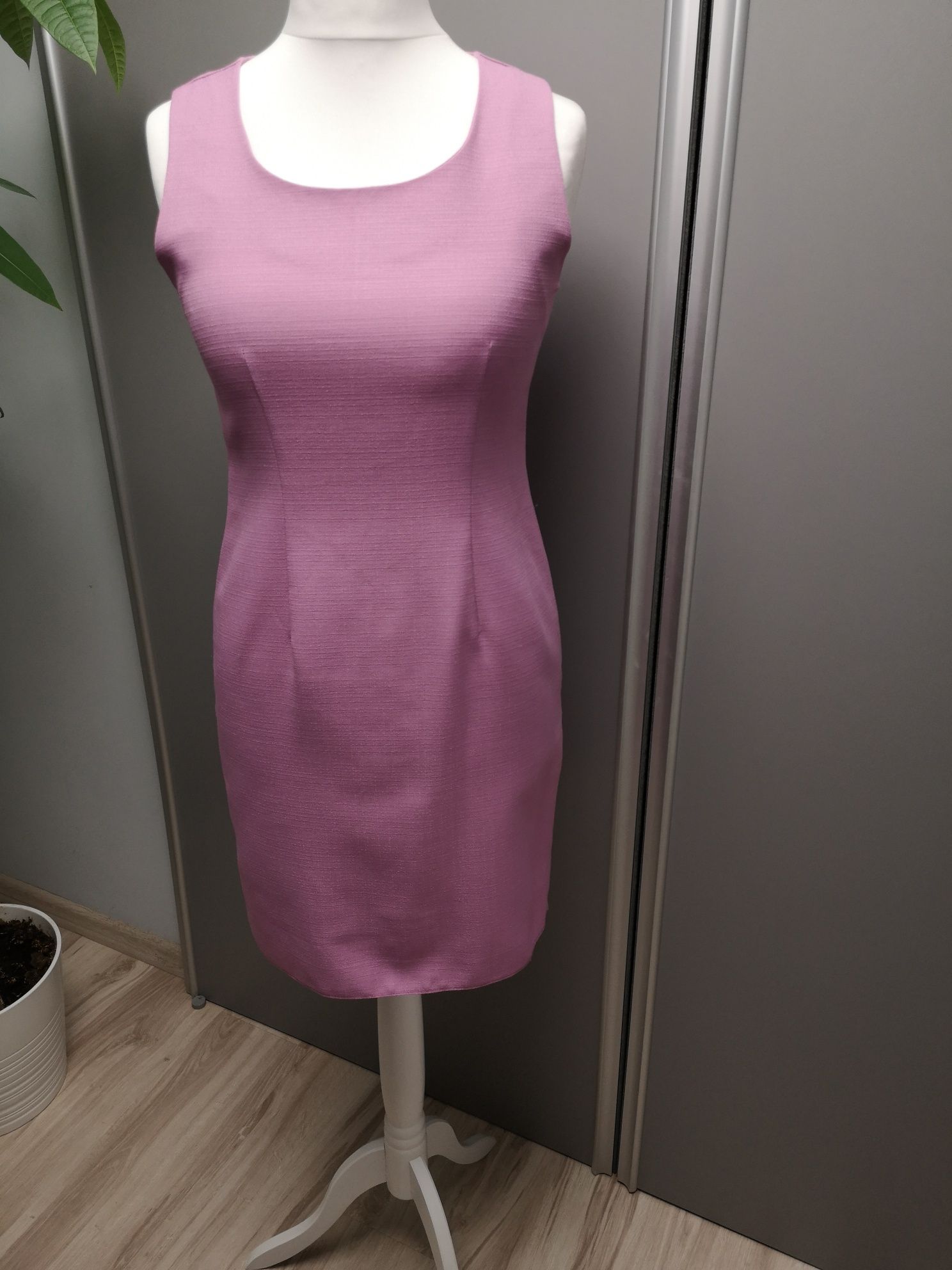Sukienka  M 38 ołówkowa letnia dopasowana kolor liliowy bez rękawa