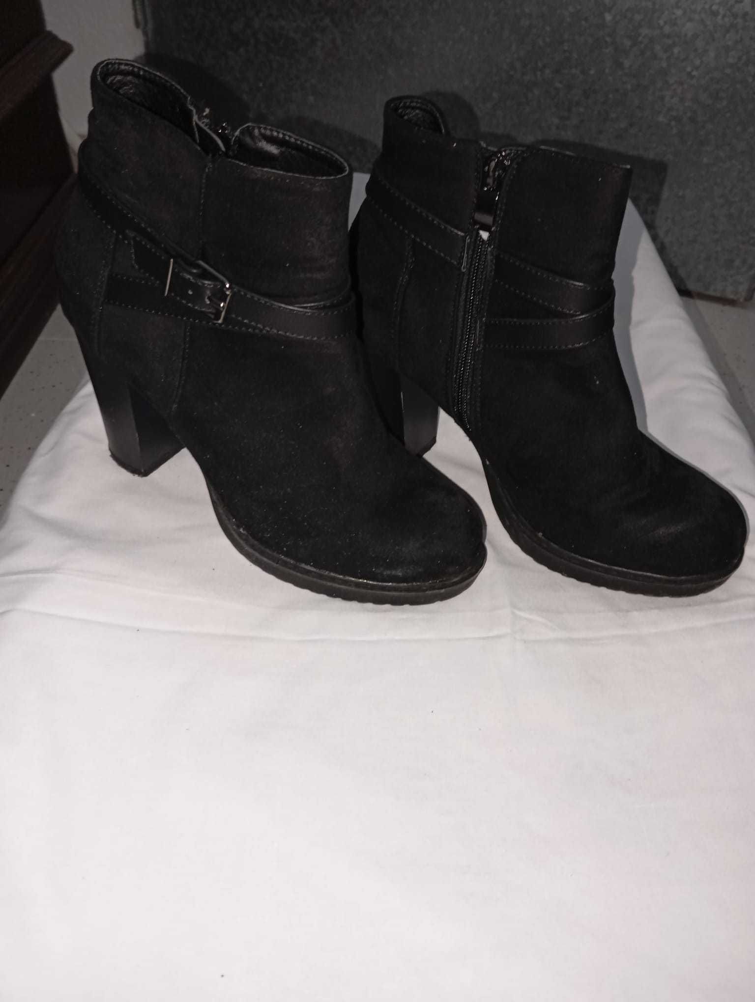 Botas de salto alto pretas