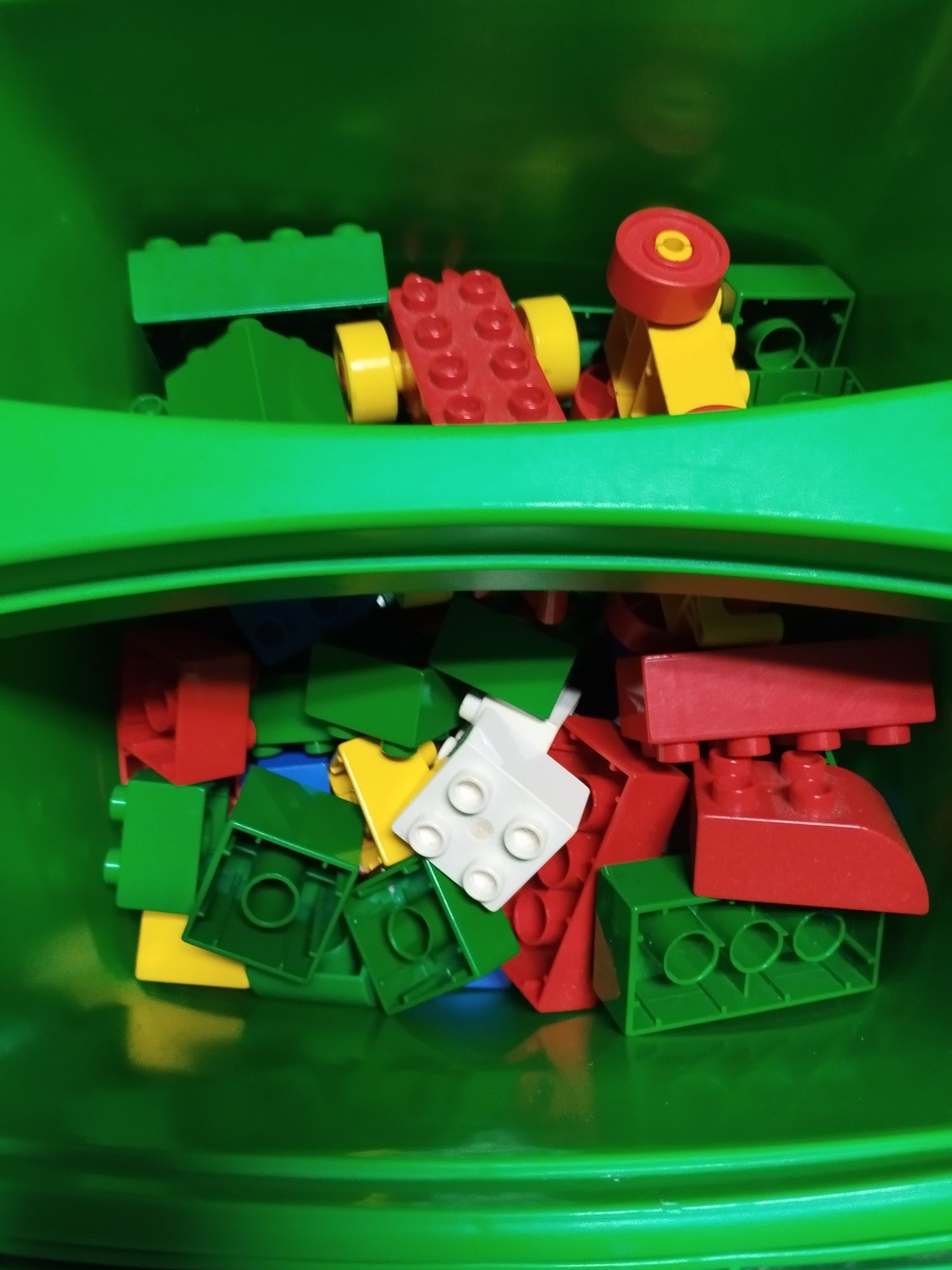Dois baldes de LEGO