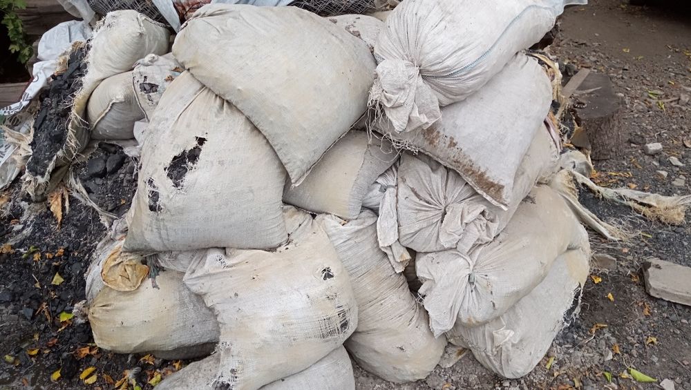 Уголь в мешках где-то 3 тоны.