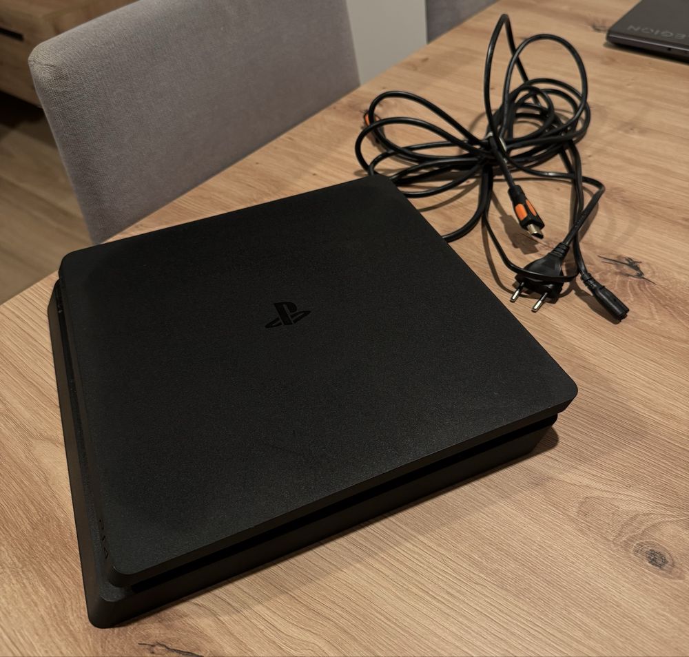 PlayStation 4 Slim w idealnym stanie