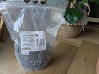 Kołki z wkrętami do szybkiego montażu