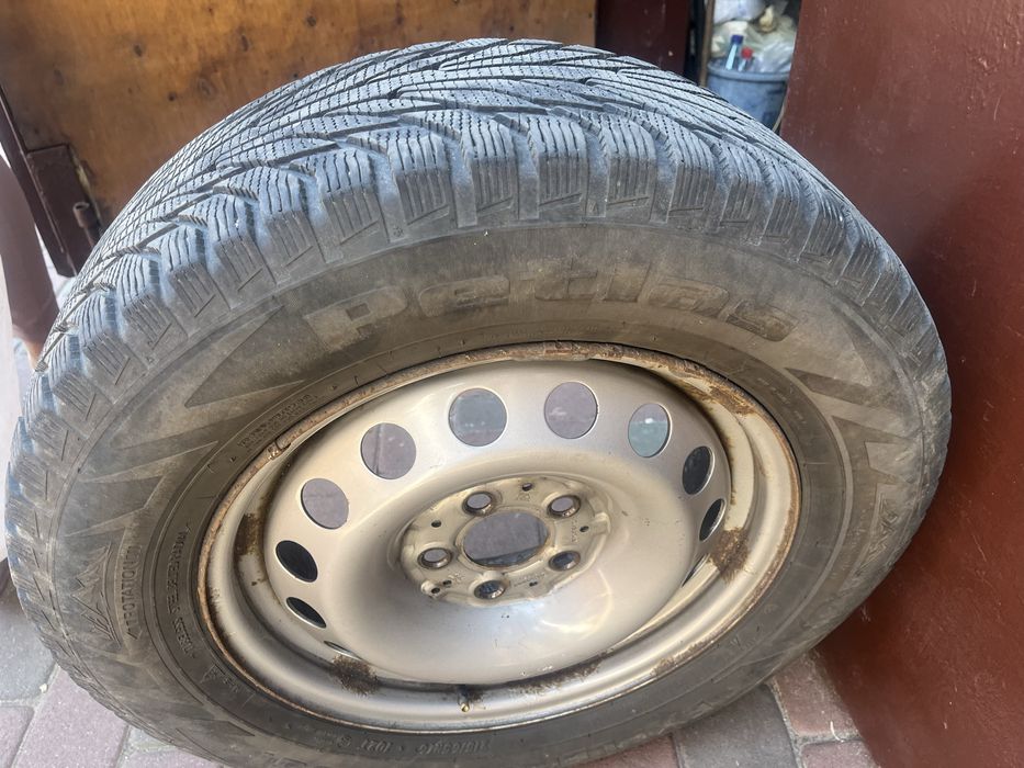 Продам резину 215/65/15 зимова з дисками Vito 639