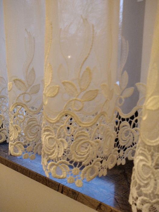 Firanka z woalu zakończona gipiurą.