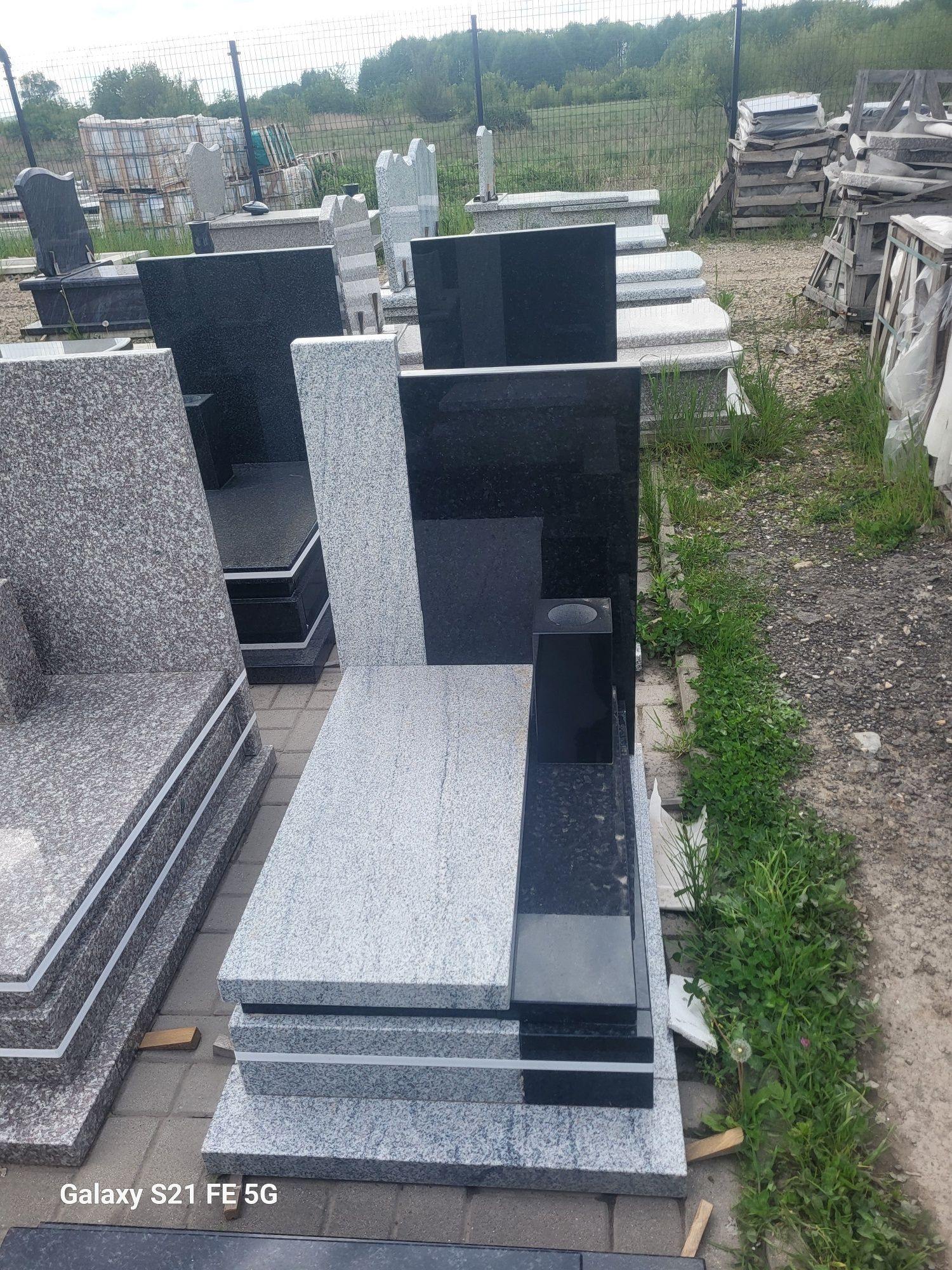 Tanio Pomniki  od 4500 .Nagrobki na groby ziemne