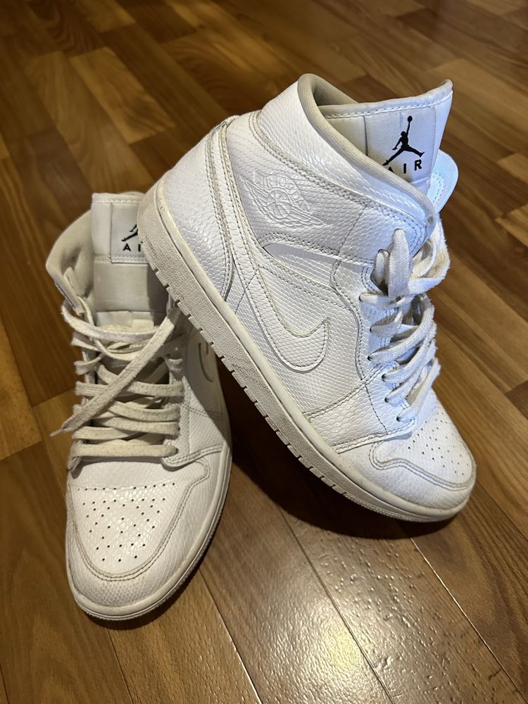 Кросівки Nike Air Jordan 1 Mid Triple White оригінал