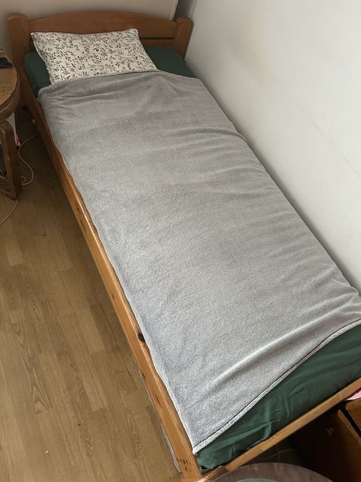 Pojedyncze łóżko drewniane, lozko