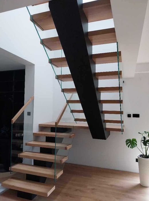 Schody wewnętrzne na konstrukcji metalowej - PRODUCENT