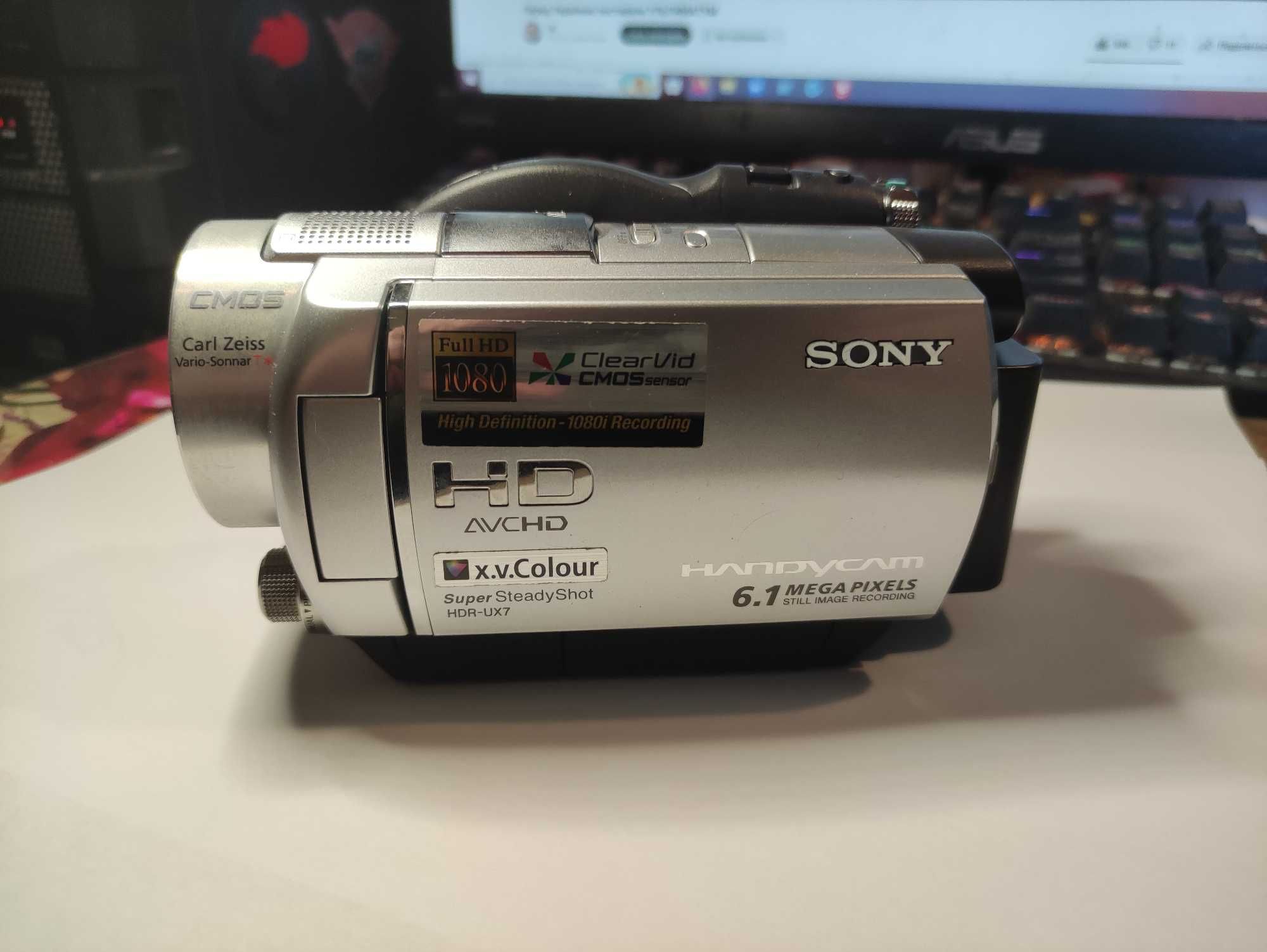 Видеокамера Sony HDR-UX7E.