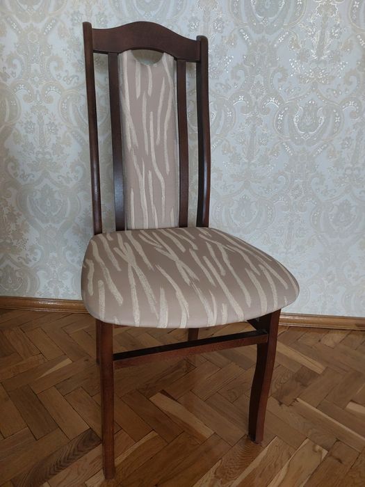 Дерев'яне крісло у вітальню