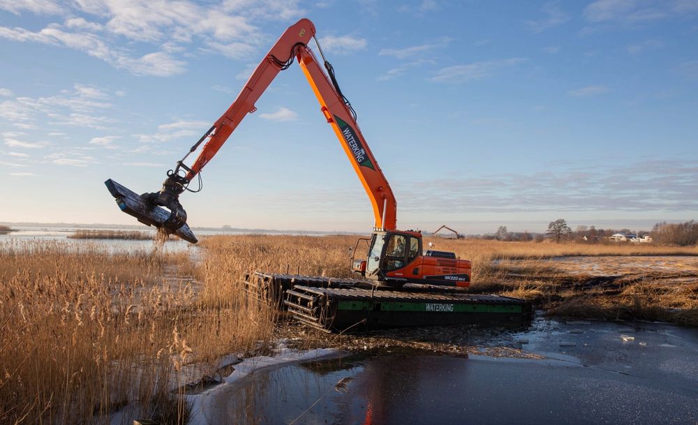 Плавающий экскаватор амфібія. Очистка водойми. Плаваючий екскаватор.