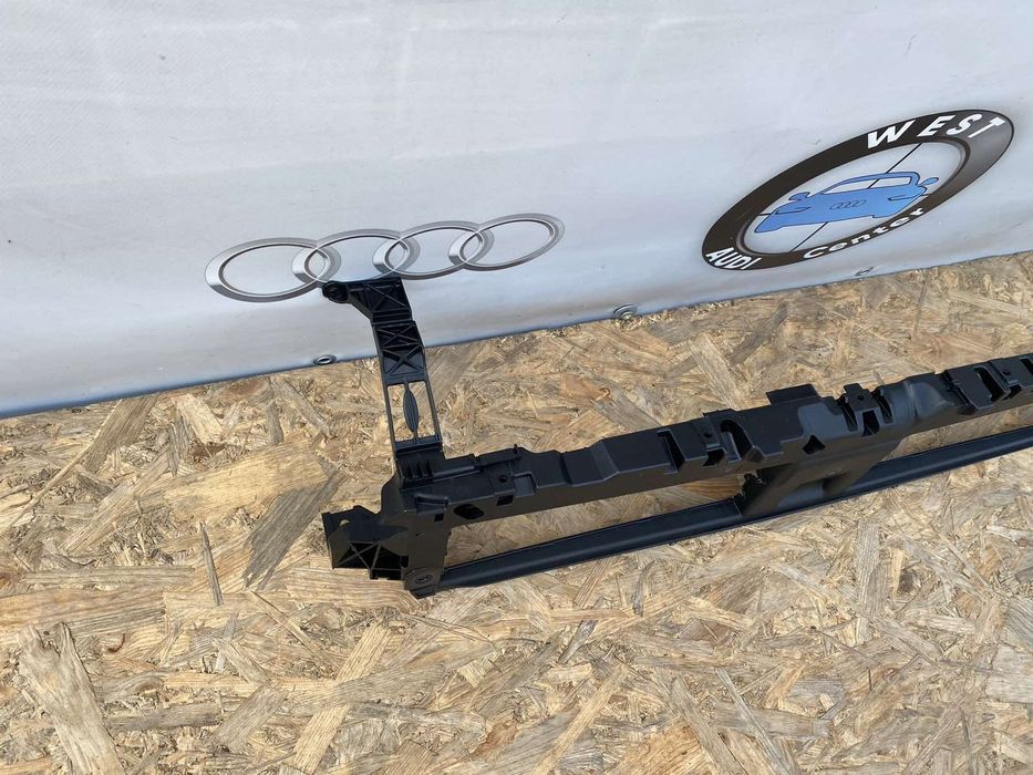 Audi A4 B9 Кронштейн решітки радіаторів Ауді А4 Б9 підрешітник