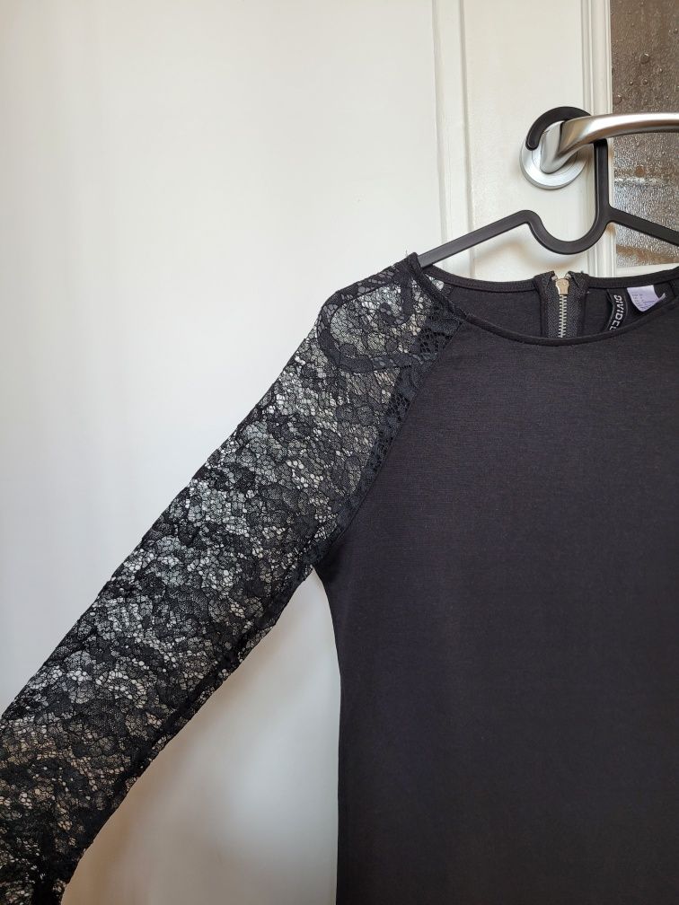 Czarna, krótka sukienka z koronkowymi rękawami, H&M Divided roz. 36