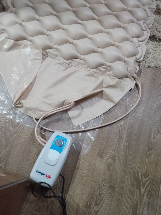 Протипролежневий комірчастий матрац з компресором.