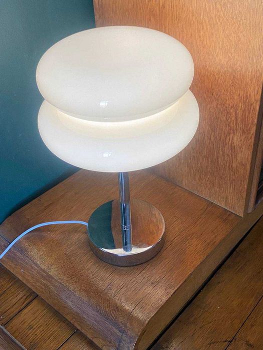 Lampa stołowa ze szklanym kloszem