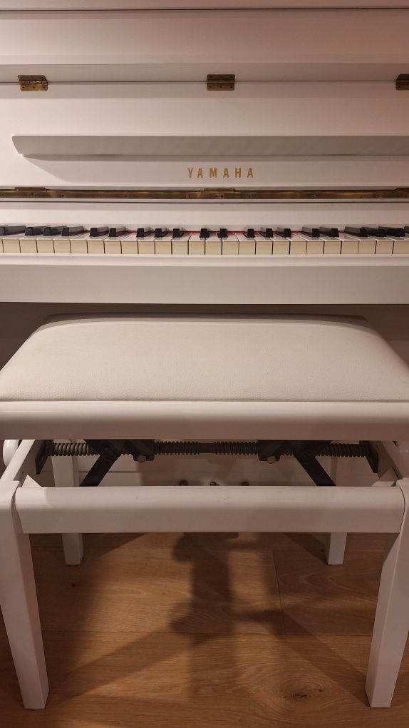 Piękne białe pianino firmy Yamaha +siedzisko+metronom