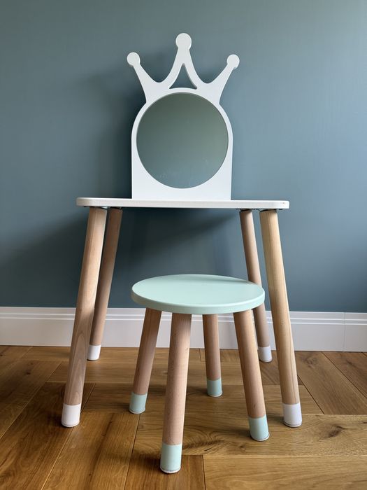 Toaletka z lustrem i krzesełkiem