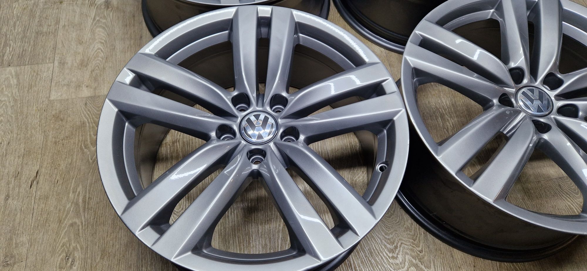 Felgi 18 Vw Passat Golf Touran Caddy 5×112 ET44 8J os.57,1mm