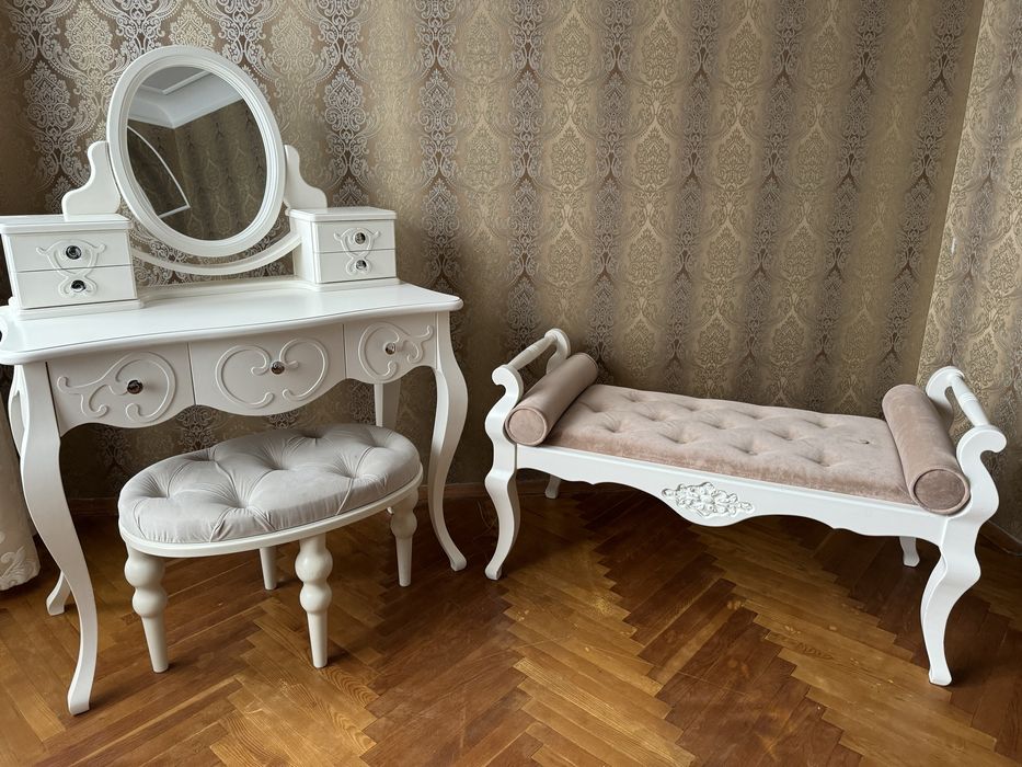 Туалетний столік з дзеркалом + пуф + банкетка