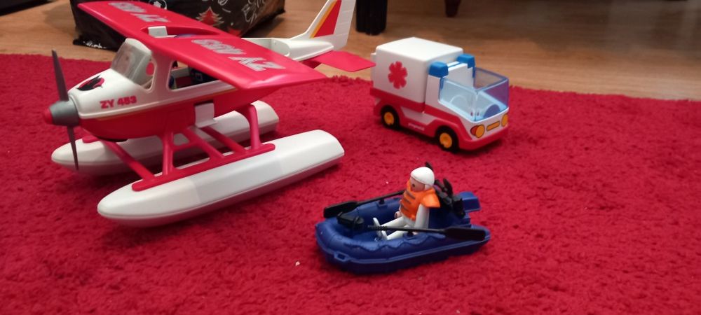 Hidroavião com bonecos